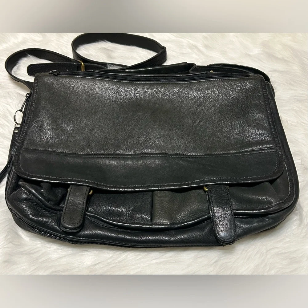 Vintage Wilson’s Black Leather Expandable Messenger Bag